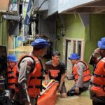 Banjir Kebon Pala Meluas, Polairud Polda Metro Jaya Kerahkan 25 Personel Bantu Evakuasi Warga