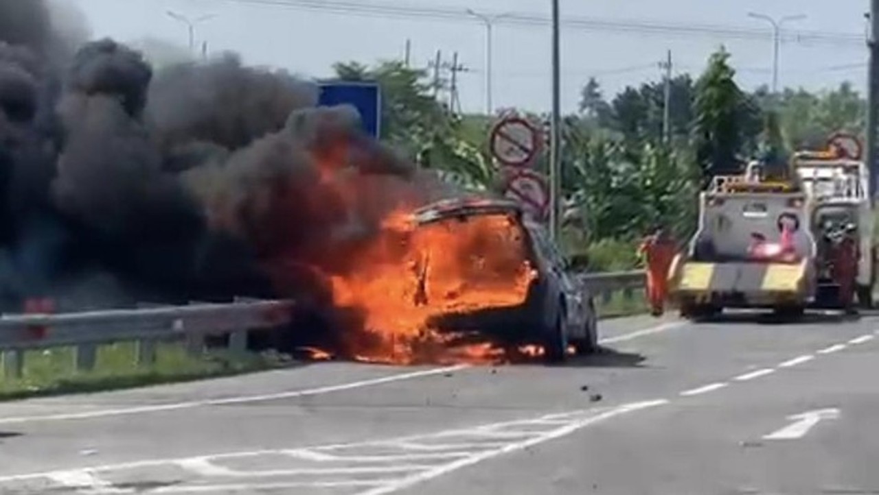 BMW X3 Terbakar Hebat di Tol Gresik, Sempat Keluarkan Asap Sebelum Meledak