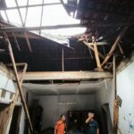 Angin Kencang Terjang Ciomas Bogor, Belasan Rumah Warga Rusak Parah