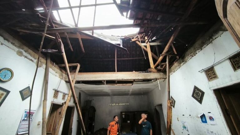Angin Kencang Terjang Ciomas Bogor, Belasan Rumah Warga Rusak Parah Angin Kencang Terjang Ciomas Bogor, Belasan Rumah Warga Rusak Parah