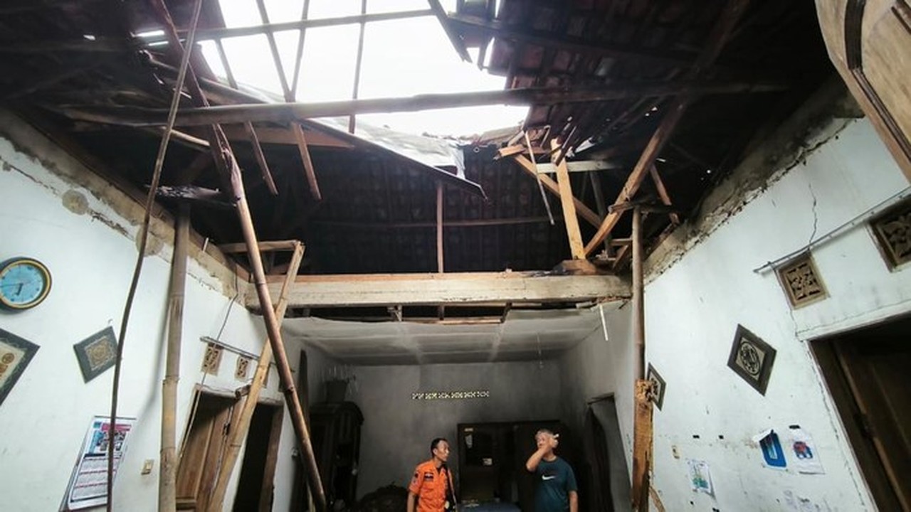 Angin Kencang Terjang Ciomas Bogor, Belasan Rumah Warga Rusak Parah