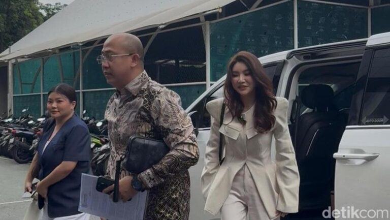 Sarwendah Diperiksa 3,5 Jam di Polda Metro Jaya Terkait Laporan Dugaan Fitnah Ruben Onsu Sarwendah Diperiksa 3,5 Jam di Polda Metro Jaya Terkait Laporan Dugaan Fitnah Ruben Onsu