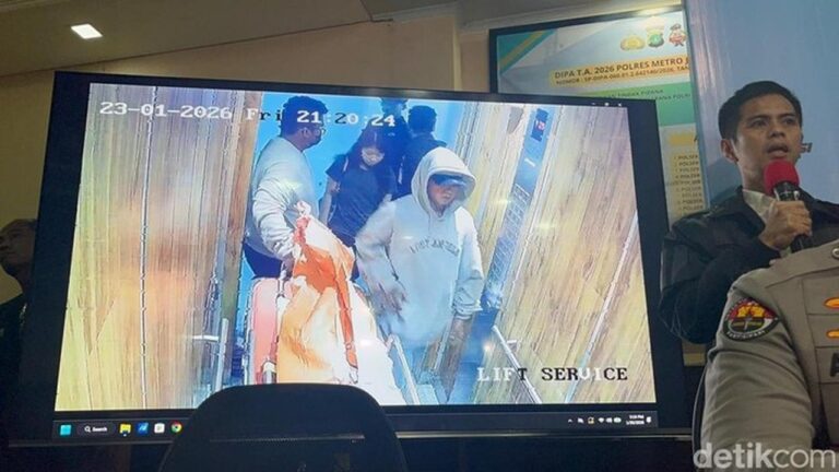 Reza Arap Sigap Evakuasi Jenazah Lula Lahfah, Dampingi Hingga RS Fatmawati Reza Arap Sigap Evakuasi Jenazah Lula Lahfah, Dampingi Hingga RS Fatmawati