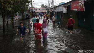 Banjir Landa 30 RT di Jakarta, Ketinggian Air Tertinggi Mencapai 1,4 Meter