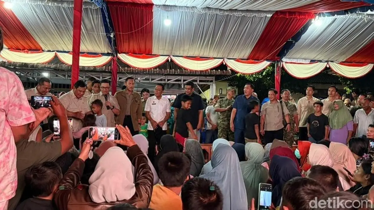 Momen Presiden Prabowo Mengajak Korban Bencana Di Tapsel Menyanyikan Lagu 'tanah Airku' Saat Malam Tahun Baru 2026 Di Tapanuli Selatan, Sumatera Utara. (eva/detikcom)