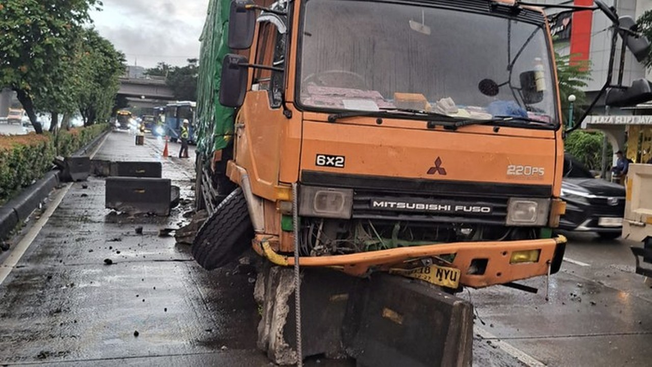 Truk Muatan Tabrak Separator TransJ di Palmerah, Lalin Jakarta Barat Macet Parah