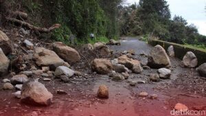 Jalan Cibubur CBD Bekasi Longsor Akibat Hujan, Akses Ditutup Sementara