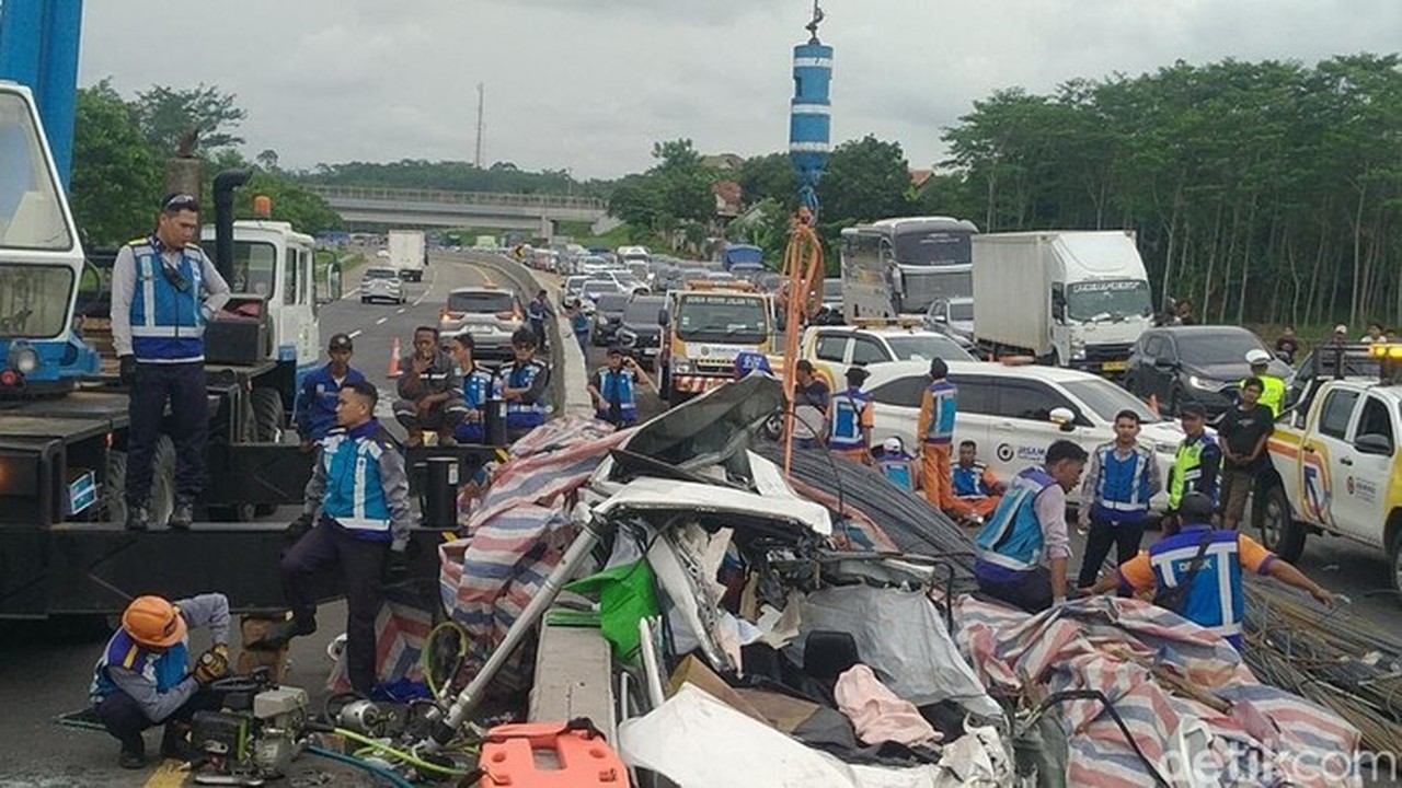 Kecelakaan Maut Tol Batang: Voxy dan Mercy Ringsek Tertimbun Muatan Besi Truk Trailer