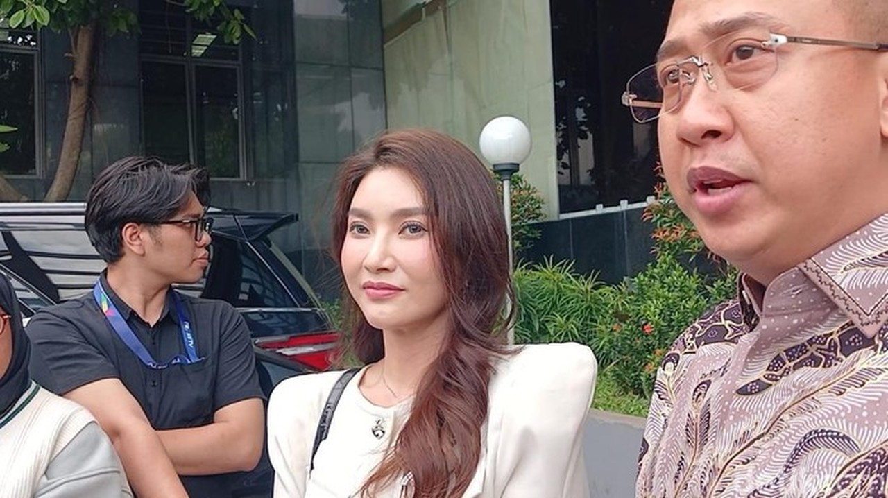 Sarwendah Serahkan Bukti Anak Kandung ke Polisi, Bantah Fitnah Asal-usul Putri Ruben Onsu Sarwendah Serahkan Bukti Anak Kandung ke Polisi, Bantah Fitnah Asal-usul Putri Ruben Onsu