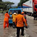 Banjir Cilegon Rendam Jalan Raya Anyer, Ketinggian Air Capai 1,2 Meter