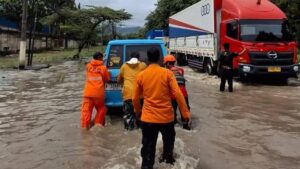 Banjir Cilegon Rendam Jalan Raya Anyer, Ketinggian Air Capai 1,2 Meter