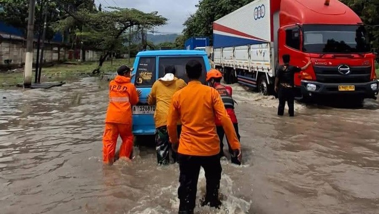 Banjir Cilegon Rendam Jalan Raya Anyer, Ketinggian Air Capai 1,2 Meter