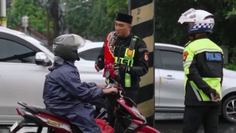 Polisi Lebak Bulus Edukasi Pengendara Lawan Arah dengan Pendekatan Religi Polisi Lebak Bulus Edukasi Pengendara Lawan Arah dengan Pendekatan Religi