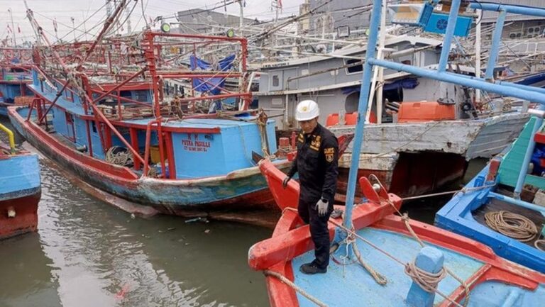 Ditpolairud Polda Metro Pastikan Lalu Lintas Kapal di Muara Angke Terkendali Penuh Ditpolairud Polda Metro Pastikan Lalu Lintas Kapal di Muara Angke Terkendali Penuh