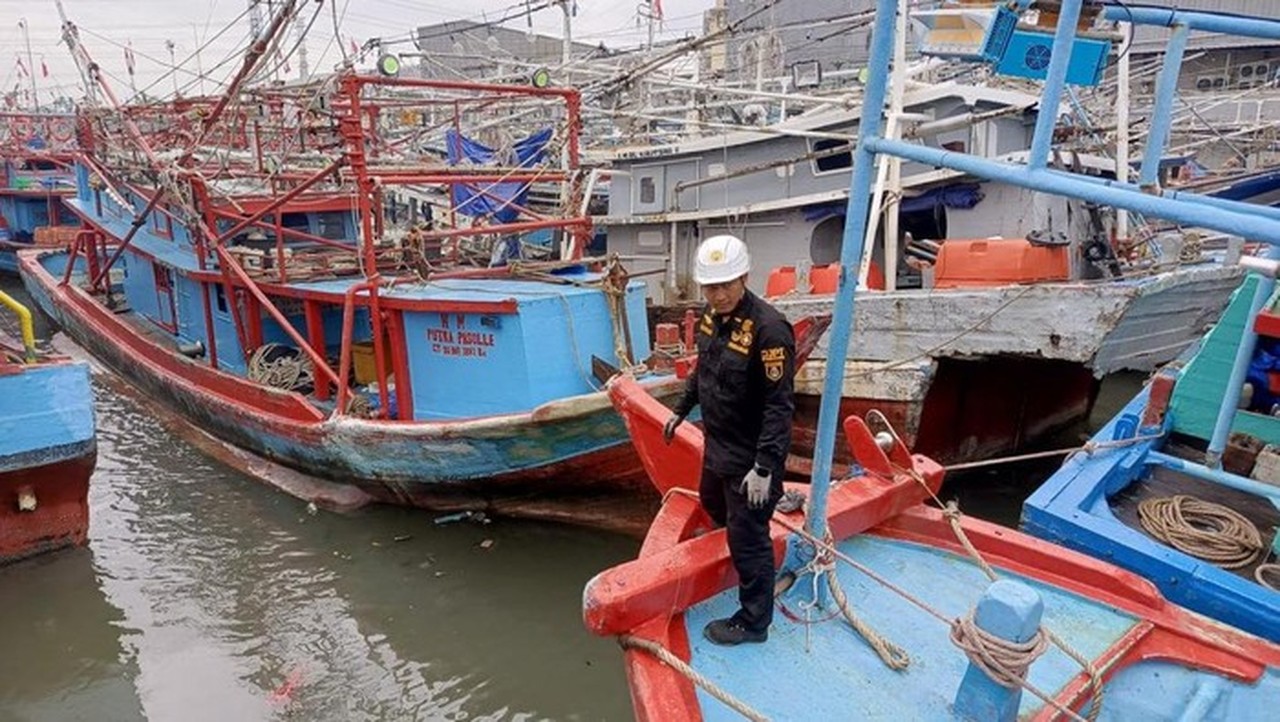 Ditpolairud Polda Metro Pastikan Lalu Lintas Kapal di Muara Angke Terkendali Penuh Ditpolairud Polda Metro Pastikan Lalu Lintas Kapal di Muara Angke Terkendali Penuh