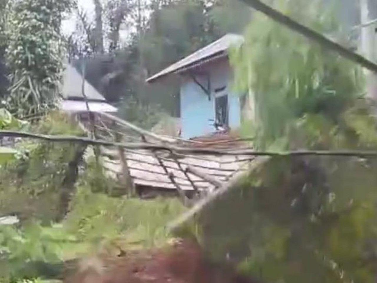Tembok Penahan Tanah di Lebak Ambruk Akibat Hujan Deras, Satu Rumah Rusak Parah Tembok Penahan Tanah di Lebak Ambruk Akibat Hujan Deras, Satu Rumah Rusak Parah