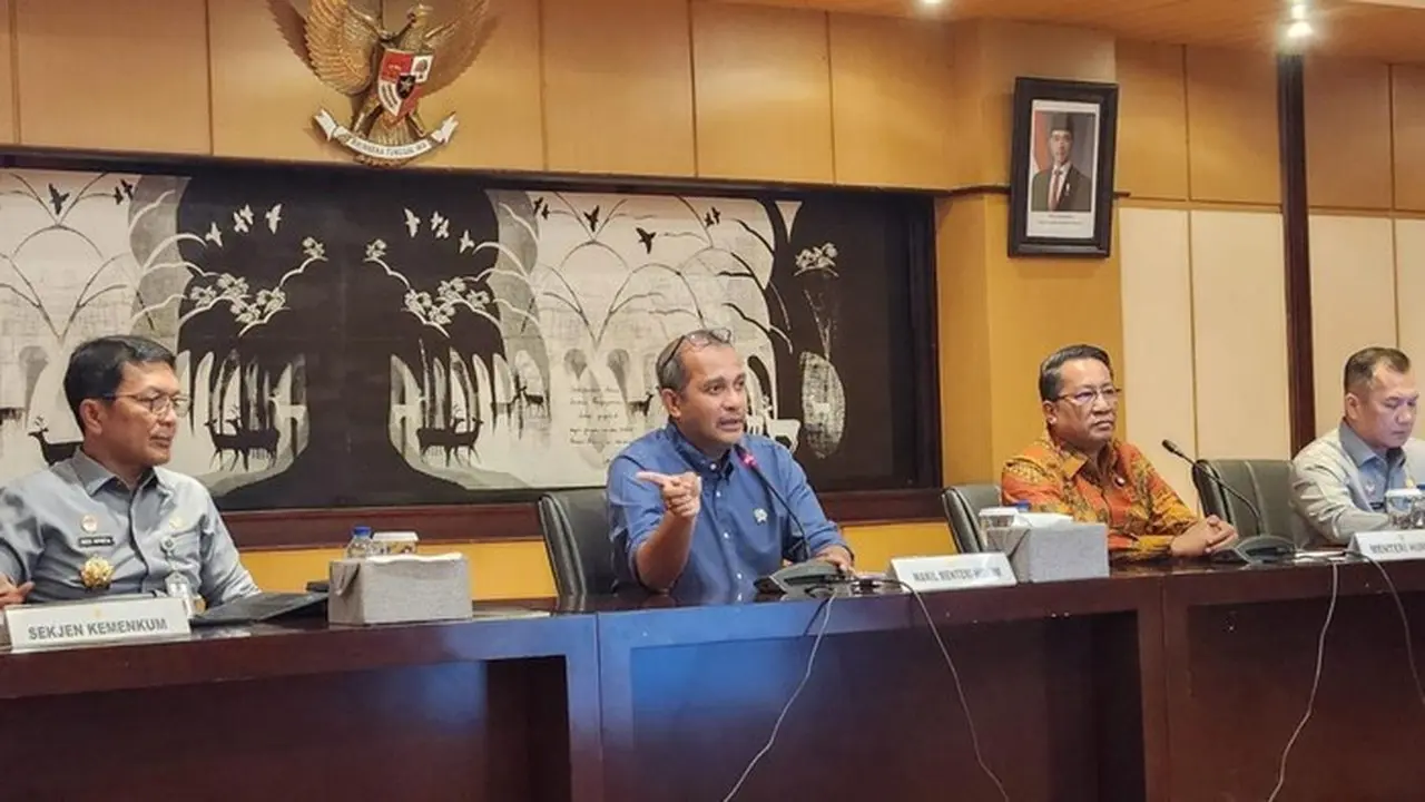 Wakil Menteri Hukum Edward Omar Sharif Hiariej Atau Eddy Hiariej (tengah). (adrial Akbar/detikcom)