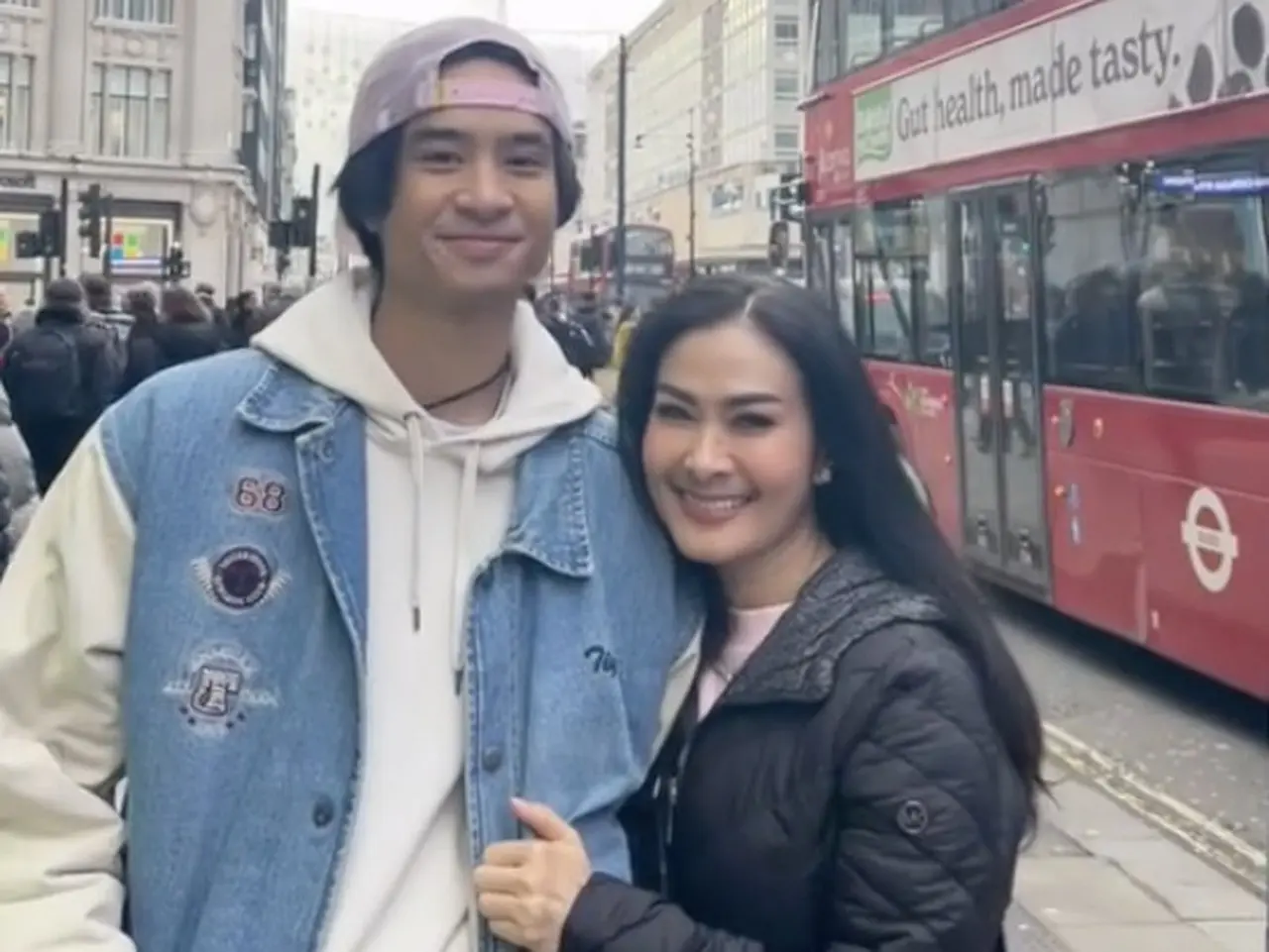 Reaksi Iis Dahlia Usai Devano Putuskan Hilangkan Nama Danendra. (foto: Dok. Instagram Iis Dahlia)