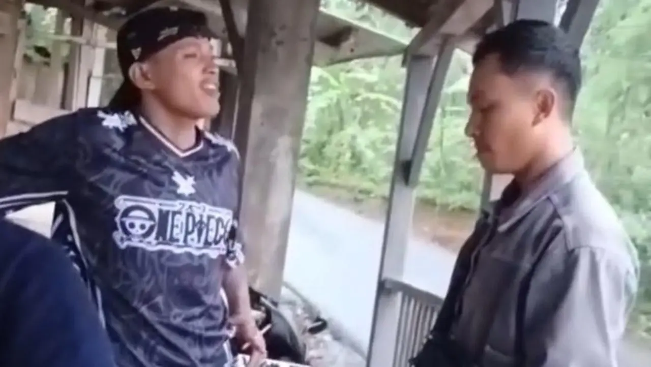 Seorang Pria Diduga Diintimidasi Usai Kritik Pembangunan Desa Di Garut Via Medsos. (dok. Tangkapan Layar Video Viral)