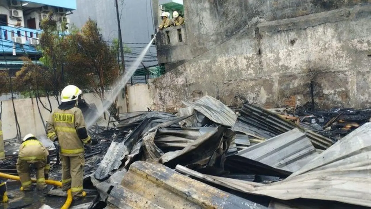 Petugas Memadamkan Kebakaran Bangunan Bedeng Di Jalan Alpukat Rt 01 Rw 02 Tanjung Duren Utara, Grogol Petamburan, Jakarta Barat, Senin (5/1/2025). Antara/ho Dokumentasi Pribadi