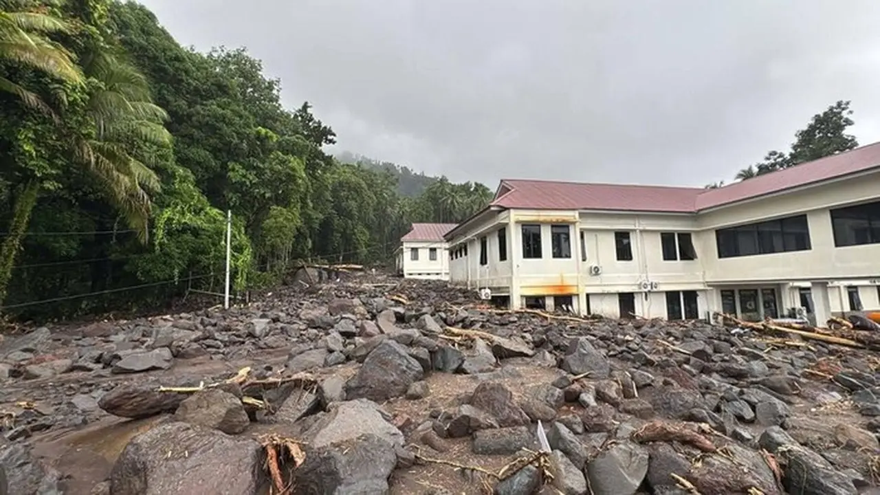 Material Batu Batuan Memenuhi Jalanan Pascabanjir Bandang Di Kepualauan Sitaro. (dok. Bpbd Kabupaten Kepulauan Sitaro)