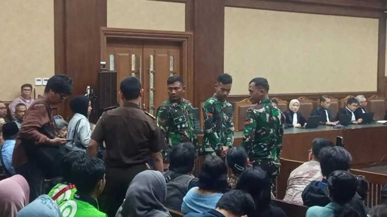 Hakim Tegur Tiga Tentara Yang Berdiri Di Ruang Sidang Nadiem (mulia/detikcom)
