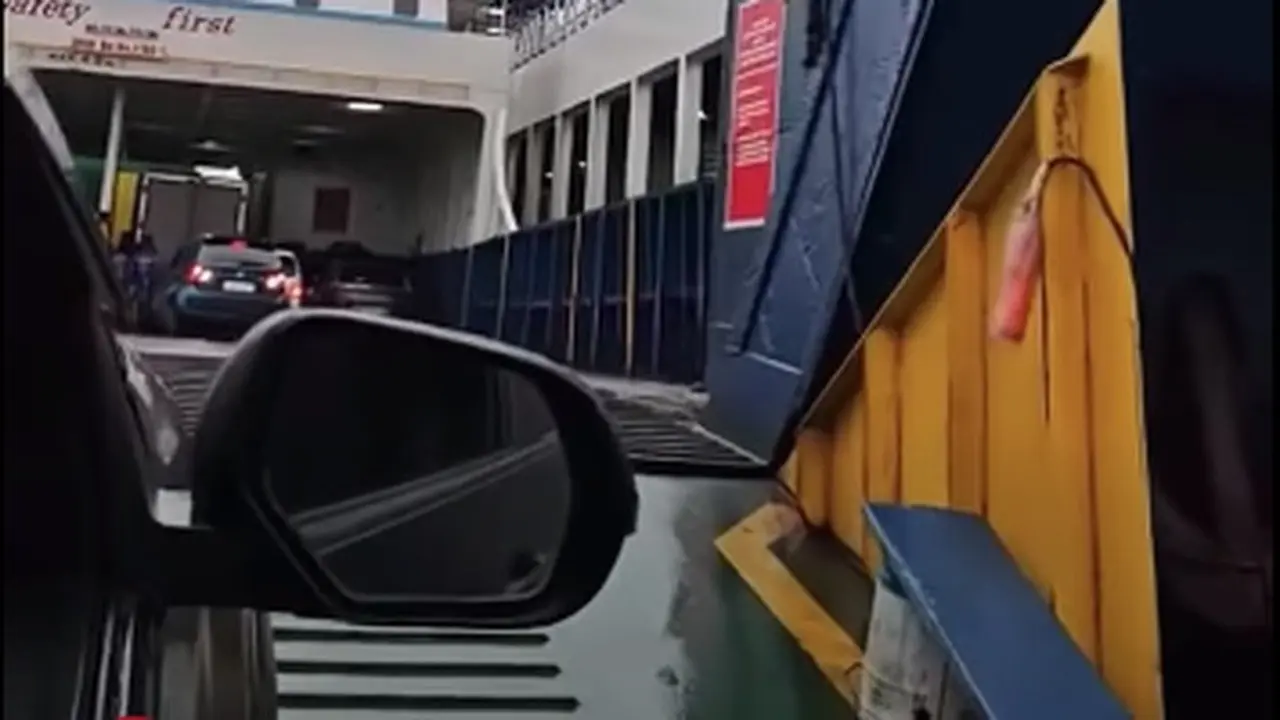 Foto: Tangkapan Layar Video Pemobil Yang Diduga Dimintai Pungli Saat Masuk Kapal Feri Di Gilimanuk (tangkapan Layar Facebook)