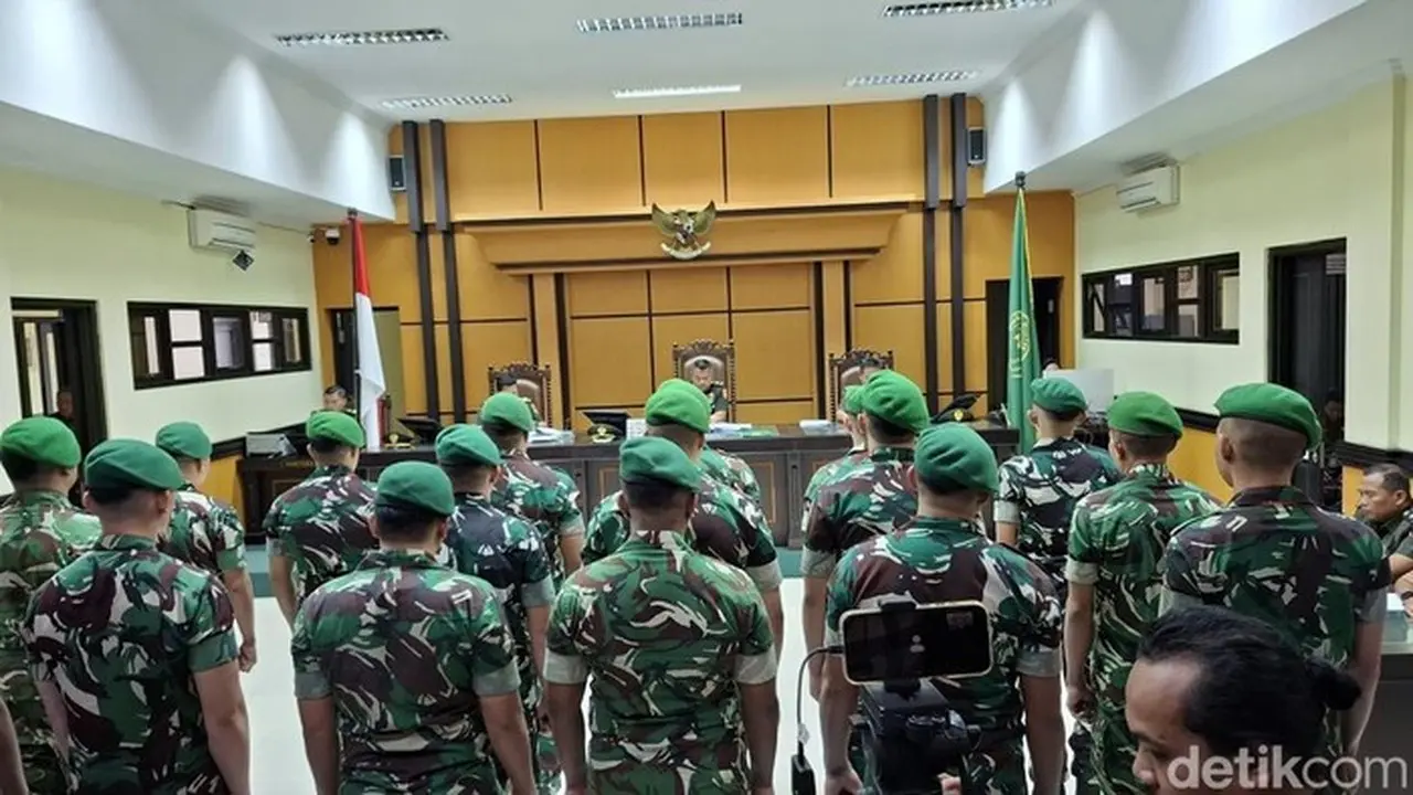 Foto: Sebanyak 17 Prajurit Tni Terdakwa Penganiayaan Prada Lucky Hingga Tewas menjalani Sidang Putusan Di Pengadilan Militer Iii 15 Kupang, Ntt, Rabu (31/12/2025). (foto: yufengki Bria/detikbali)