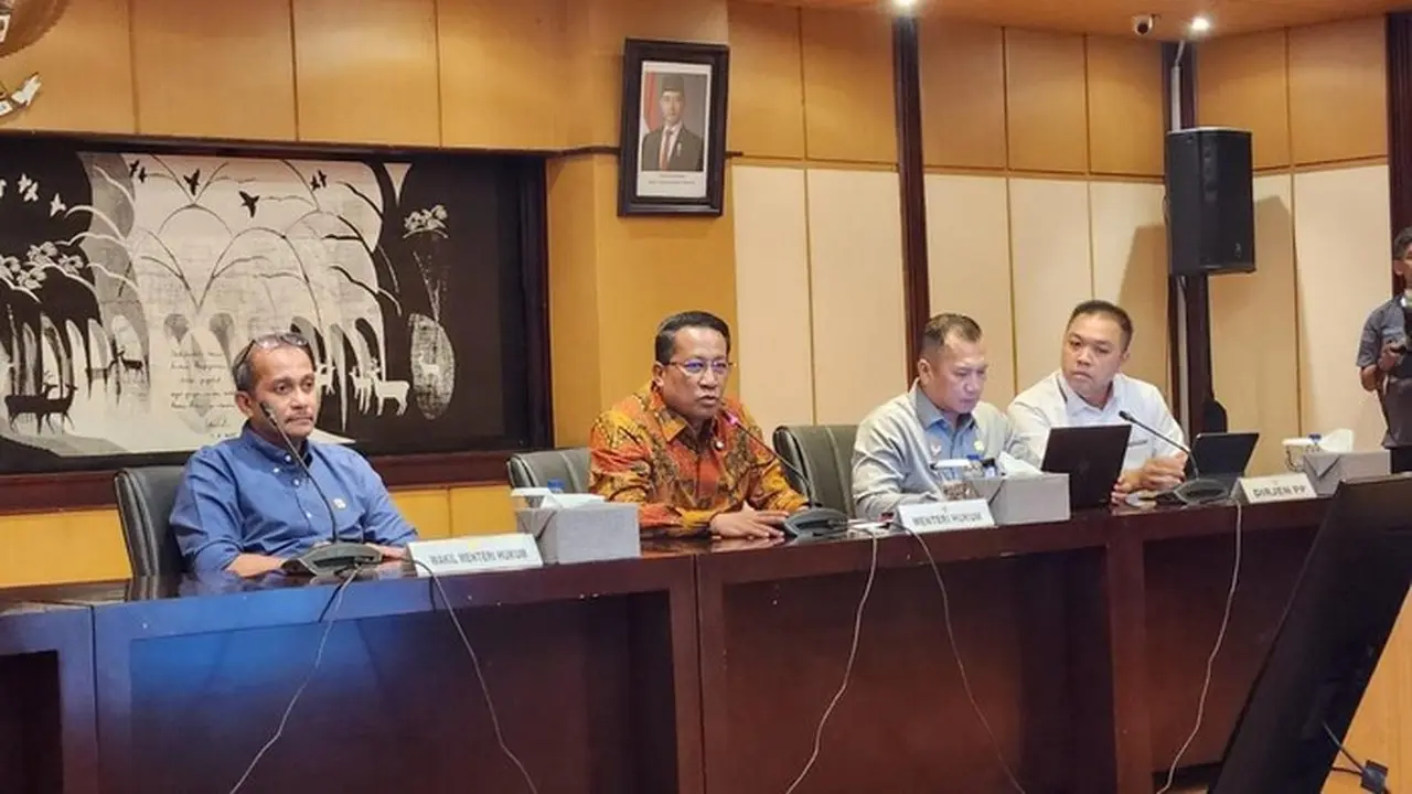 Menkum Supratman Andi Agtas (pakai Batik) (adrial Akbar/detikcom)