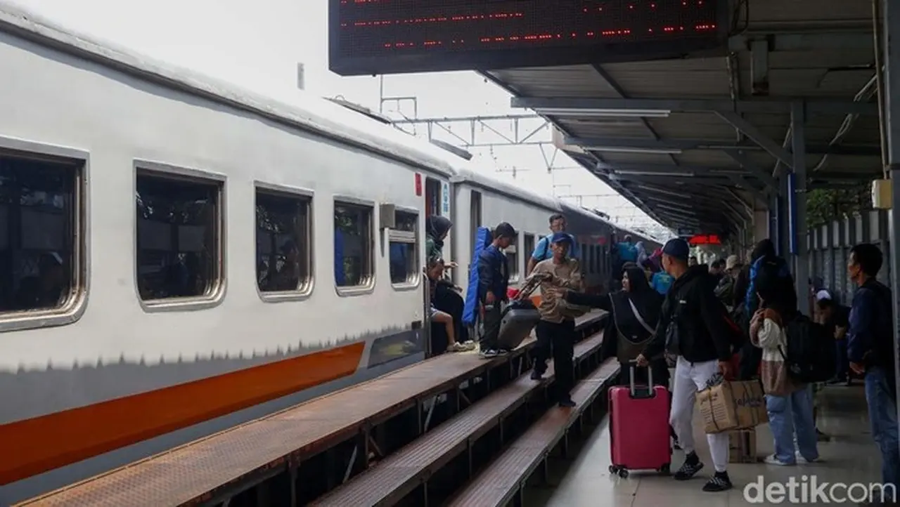 Ilustrasi Mudik Lebaran Dengan Kereta Api (foto: Grandyos Zafna)
