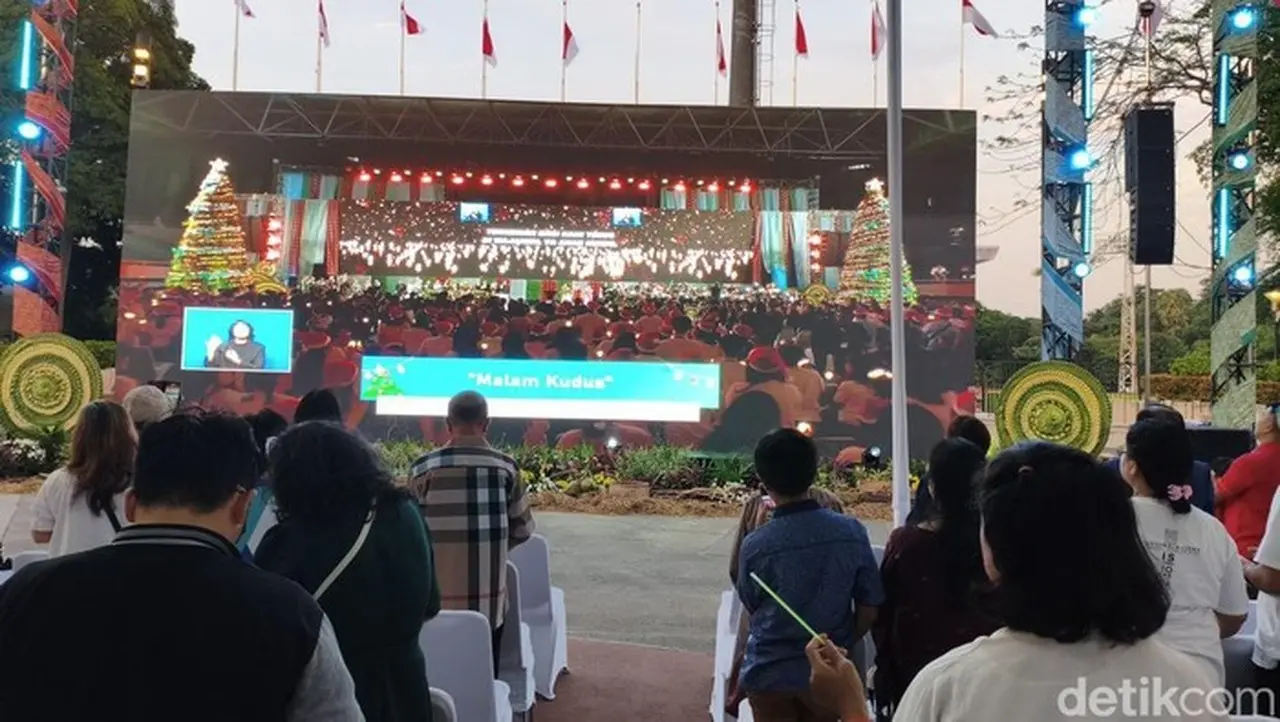 Ibadah Natal Nasional 2025 Di Tenis Indoor, Senayan, Jakarta Pusat, Diikuti Ribuan Jemaat. Jemaat Yang Berada Di Tenda Tetap Khidmad Menjalani Ibadah. (kurniawan F/detikcom)
