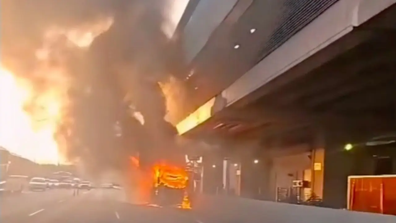 Satu Unit Bus Terbakar Di Tol Jakarta Cikampek Kawasan Bekasi. Operasional Lrt Jabodebek Dipastikan Tak Terdampak Kebakaran Dekat Stasiun Lrt Jatibening Baru Itu. (dok Ist)