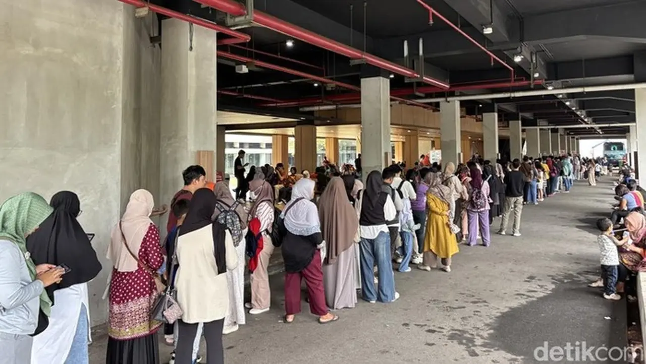 Antrean Pengunjung Di Planetarium Jakarta Beberapa Waktu Lalu. Tiket Planetarium Selalu Habis Terjual Sejak Kembali Dibuka (rachma Indira/detikcom)