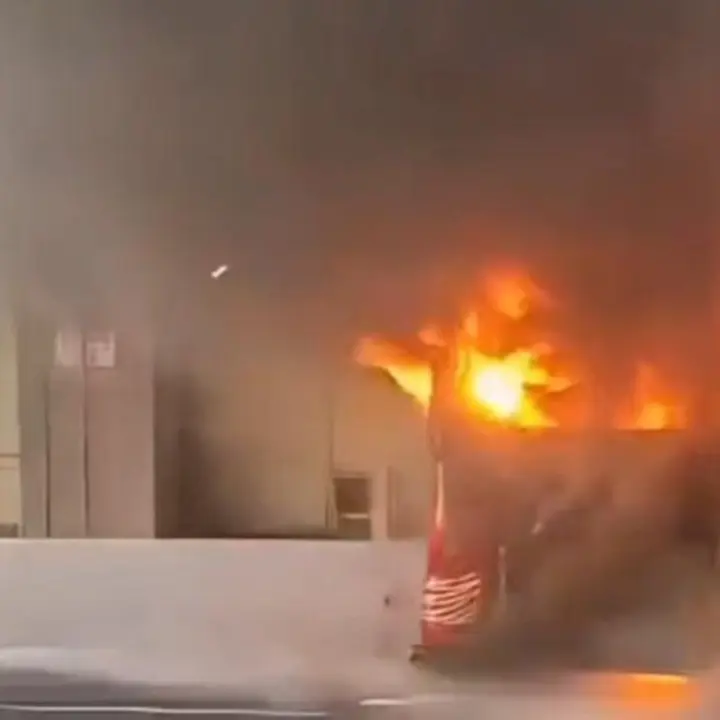 Bus Rombongan Ziarah Terbakar di Tol Japek Arah Bekasi, 34 Penumpang Dievakuasi