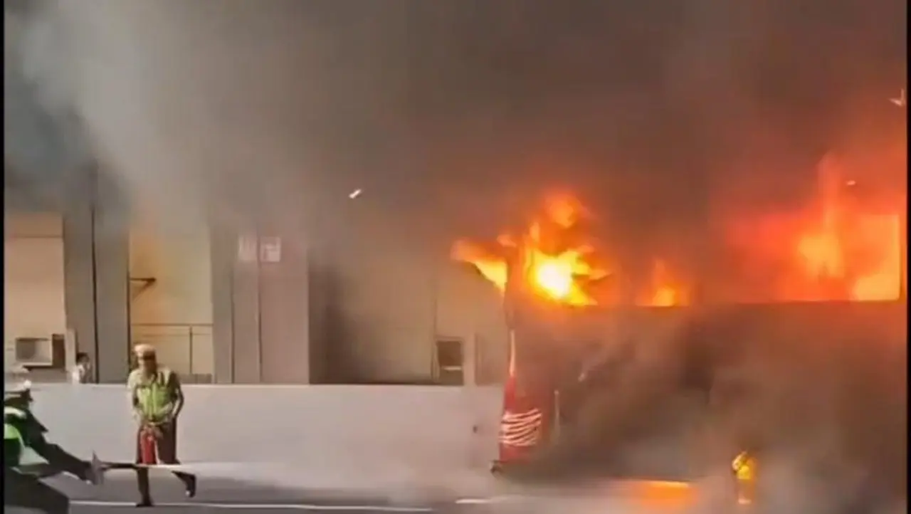 Bus Terbakar Di Ruas Tol Jakarta Cikampek (japek) Sore Tadi (dok Istimewa)