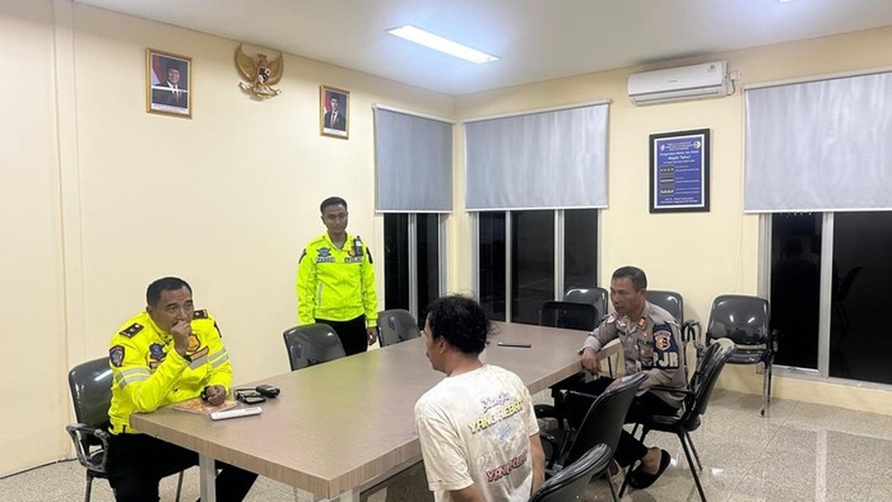 Sopir Fortuner Modifikasi Pengangkut Solar Subsidi Ditangkap Saat Nyabu di Tol Jagorawi Sopir Fortuner Modifikasi Pengangkut Solar Subsidi Ditangkap Saat Nyabu di Tol Jagorawi