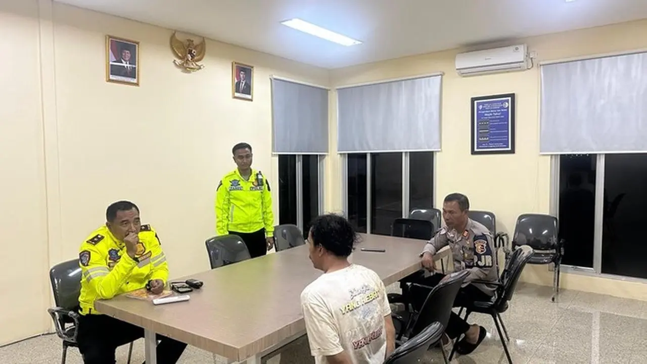 Foto: Sopir Fortuner Yang Mengangkut Solar Subsidi Di Tol Jagorawi Ditangkap (dok. Istimewa).