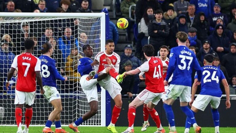 Kesalahan VAR Untungkan Arsenal dalam Kemenangan Kontroversial atas Everton