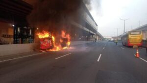 Bus Peziarah Hangus Terbakar di Tol Cikampek Akibat Korsleting Sound System