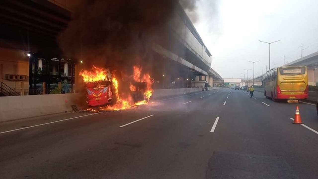 Bus Peziarah Hangus Terbakar di Tol Cikampek Akibat Korsleting Sound System Bus Peziarah Hangus Terbakar di Tol Cikampek Akibat Korsleting Sound System