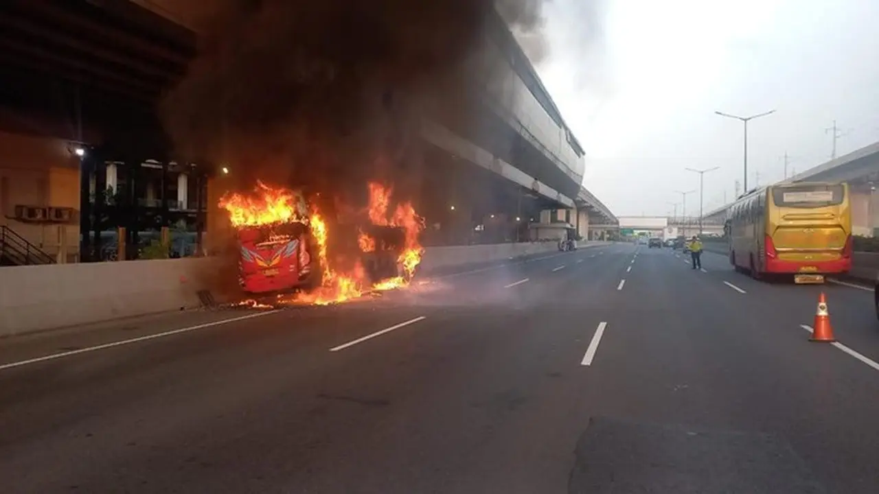 Bus Rombongan Peziarah Tujuan Lampung Hangus Terbakar Di Ruas Tol Jakarta Cikampek (japek). Kebakaran Dipicu Korsleting Sound System Pada Bus Tersebut. (dok Pjr Cikampek)