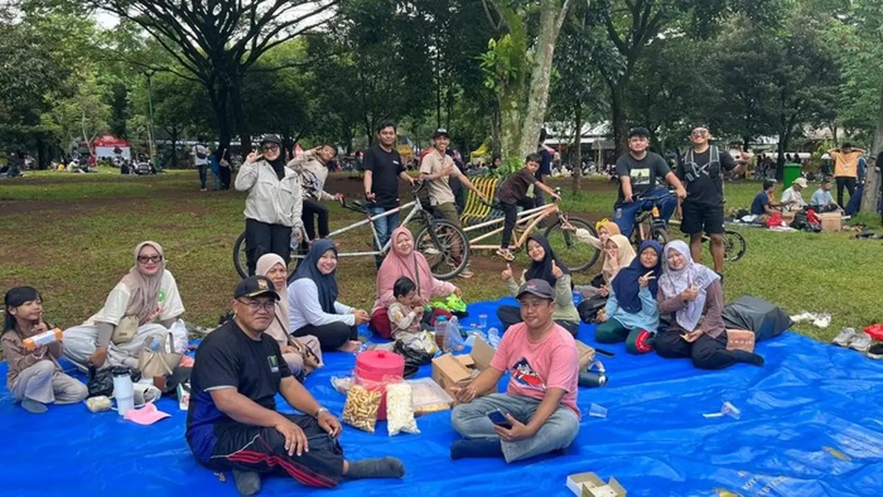 Sahid Memboyong Anggota Keluarga Ke Ragunan Untuk Menikmati Libur Awal Tahun. (foto: Rumondang Naibaho/detikcom)