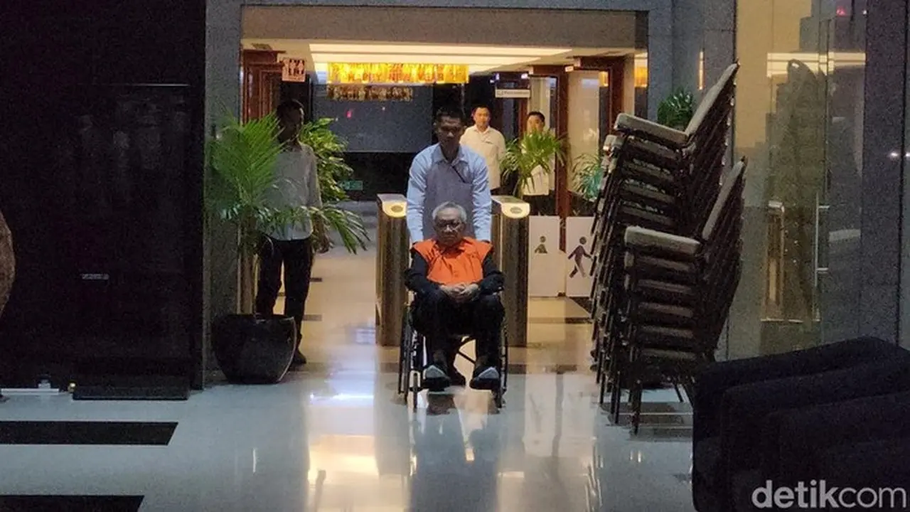 Kpk Menetapkan Mantan Direktur Pengolahan Pt Pertamina (persero), Chrisna Damayanto (cd) Sebagai Tersangka Kasus Dugaan Suap Terkait Pengadaan Katalis Di Pt Pertamina. (adrial/detikcom)