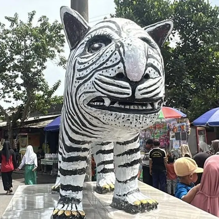 Patung Macan Kediri Viral Mirip Kuda Nil, Ditawar Rp 180 Juta hingga Ramai Wisatawan