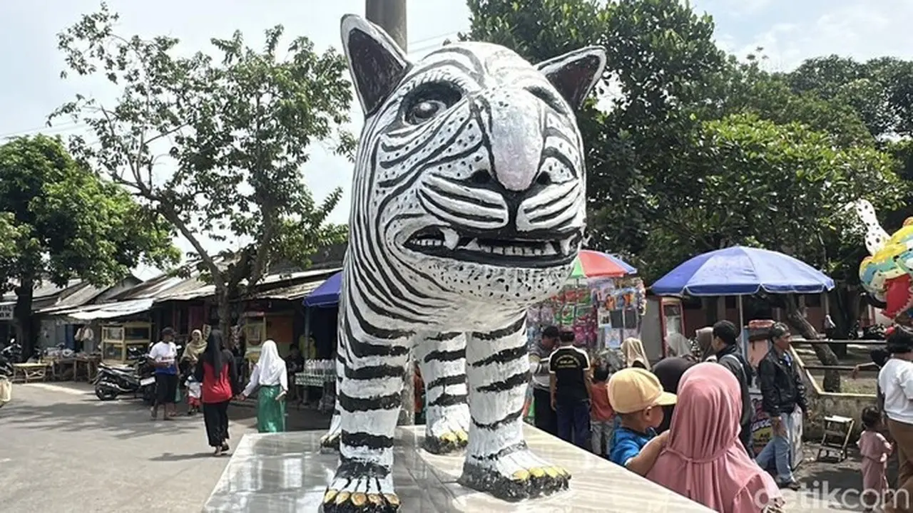 Patung Macan Putih Di Desa Balungjeruk, Kecamatan Kunjang, Kabupaten Kediri (andhika Dwi/detikjatim)