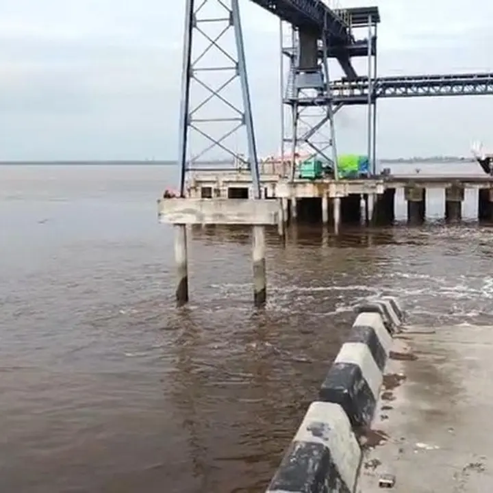 Jembatan Pelabuhan Tanjung Buton Siak Ambruk, Mobil dan Motor Terjun ke Laut
