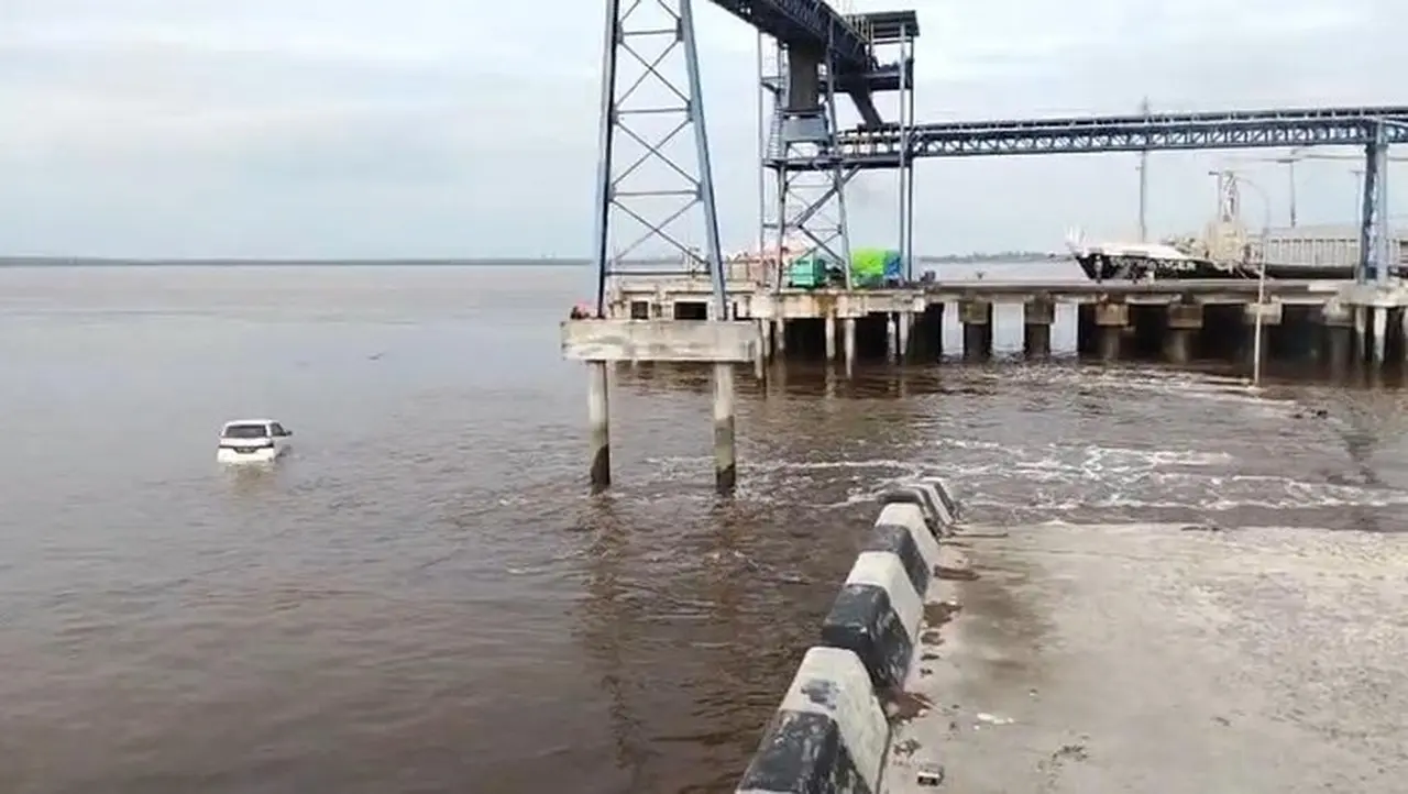 Foto: Jembatan Di Pelabuhan Tanjung Buton Ambruk, Mobil Hanyut (dok Istimewa)