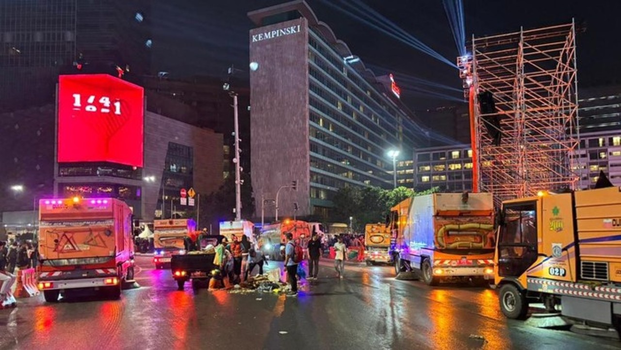 Sampah Malam Tahun Baru di Jakarta Turun Drastis Jadi 91,4 Ton Dibanding Tahun Lalu Sampah Malam Tahun Baru di Jakarta Turun Drastis Jadi 91,4 Ton Dibanding Tahun Lalu