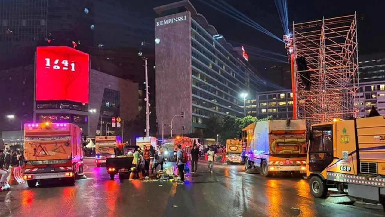 Petugas Bersihkan Sampah Sisa Malam Tahun Baru Di Jakarta (foto: Dok. Dlh Jakarta)