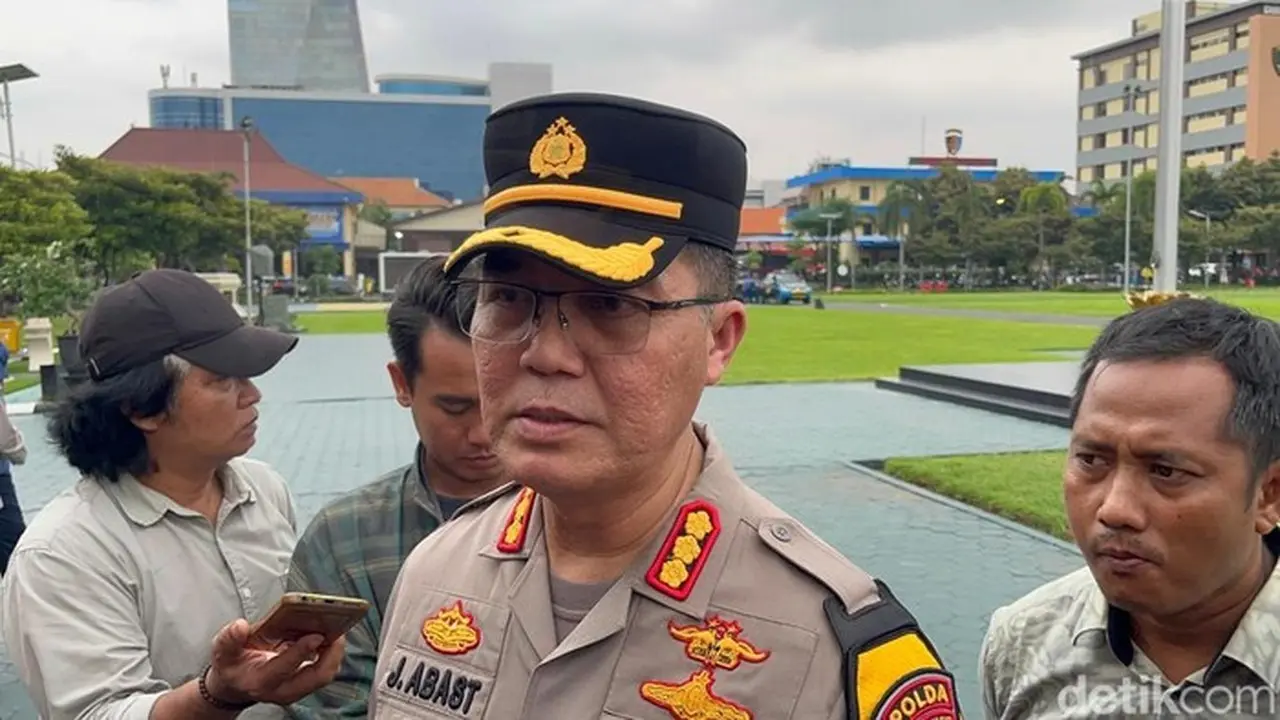 Kabid Humas Polda Jatim Kombes Jules Abraham Abast Saat Ditemui Awak Media Di Halaman Mapolda Jatim. (foto: Praditya Fauzi Rachman/ Detikjatim)